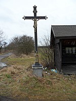 Křížek u silnice E551 u odbočky na Dvorce | Kapličky Třeboňsko | MAS Třeboňsko