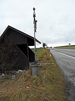 Křížek u silnice E551 u odbočky na Dvorce | Kapličky Třeboňsko | MAS Třeboňsko