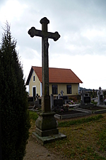 Kamenný kříž na hřbitově | Kapličky Třeboňsko | MAS Třeboňsko
