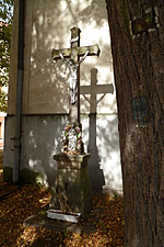 Kříž u kostela | Kapličky Třeboňsko | MAS Třeboňsko