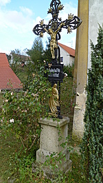 Křížek v Klenově před kostelem | Kapličky Třeboňsko | MAS Třeboňsko