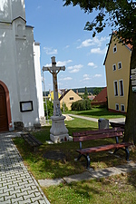 Kříž před kostelem | Kapličky Třeboňsko | MAS Třeboňsko