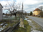 Kovový křížek před domem čp. 23 v Kolencích | Kapličky Třeboňsko | MAS Třeboňsko