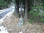 Mlý dřevěný křížek na kamenné patce &#34; U Štíchy&#34; | Kapličky Třeboňsko | MAS Třeboňsko