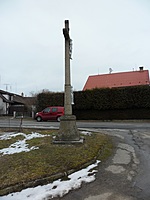 Kamenný kříž u hlavní silnice v Novosedlech nad Nežárkou | Kapličky Třeboňsko | MAS Třeboňsko