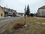 Malý křížek v Novosedlech nad Než. u hlavní silnice | Kapličky Třeboňsko | MAS Třeboňsko