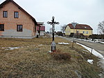Malý křížek v Novosedlech nad Než. u hlavní silnice | Kapličky Třeboňsko | MAS Třeboňsko