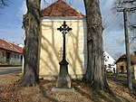 Kříž u Návesní kaple ve Višňové | Kapličky Třeboňsko | MAS Třeboňsko