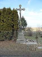 Kamenný kříž v soukromé zahradě u domu č.p. 79 v Pleších | Kapličky Třeboňsko | MAS Třeboňsko