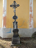 Kříž u kaple sv. Jana a Pavla v Pleších | Kapličky Třeboňsko | MAS Třeboňsko
