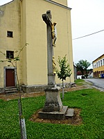 Kříž u vstupu do kostela v Horní Pěně | Kapličky Třeboňsko | MAS Třeboňsko
