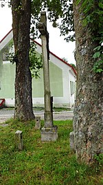 Kříž u obecního úřadu | Kapličky Třeboňsko | MAS Třeboňsko