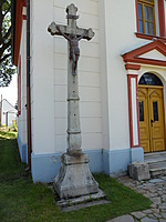 Kříž před kaplí v Bílé | Kapličky Třeboňsko | MAS Třeboňsko