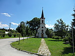 Kříž před kostelem v Dolní pěně | Kapličky Třeboňsko | MAS Třeboňsko