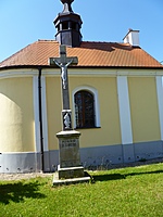 Kříž vedle návesní kaple | Kapličky Třeboňsko | MAS Třeboňsko