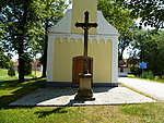 Kříž před návesní kaplí | Kapličky Třeboňsko | MAS Třeboňsko
