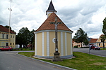 Kříž před návesní kaplí v Borkovicích | Kapličky Třeboňsko | MAS Třeboňsko