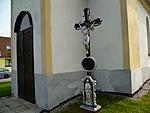 Kříž před kapličkou | Kapličky Třeboňsko | MAS Třeboňsko