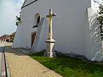 Kříž před kostelem | Kapličky Třeboňsko | MAS Třeboňsko
