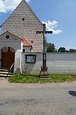 Kamenný kříž před kostelem | Kapličky Třeboňsko | MAS Třeboňsko
