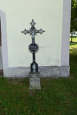 Křížek před návesní kapličkou | Kapličky Třeboňsko | MAS Třeboňsko