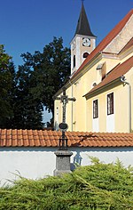 Kříž u kostelní zdi Suchdol nad Lužnicí | Kapličky Třeboňsko | MAS Třeboňsko