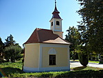 Kaple s věžičkou a zvonicí na návsi v Břilicích | Kapličky Třeboňsko | MAS Třeboňsko