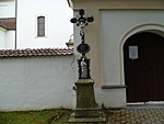 Křížek před kostelem | Kapličky Třeboňsko | MAS Třeboňsko