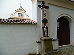 Křížek před kostelem | Kapličky Třeboňsko | MAS Třeboňsko