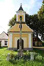 kamenný kříž před kaplí | Kapličky Třeboňsko | MAS Třeboňsko