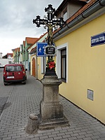 Kříž na rohu ulic Svatopluka Čecha a Sokolská v Třeboni | Kapličky Třeboňsko | MAS Třeboňsko